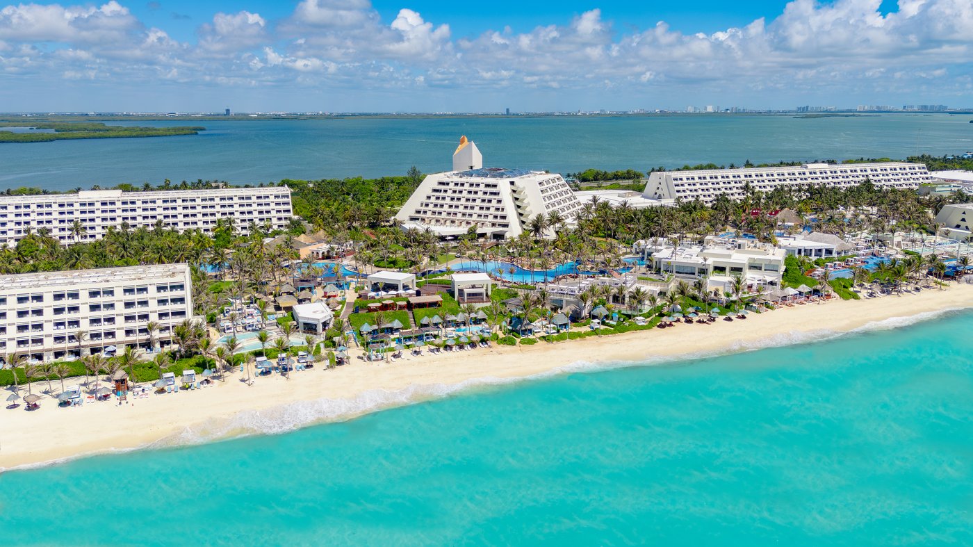 Gallery of Panoramic: Aerial view of the hotel Grand Oasis Cancun and its beach.