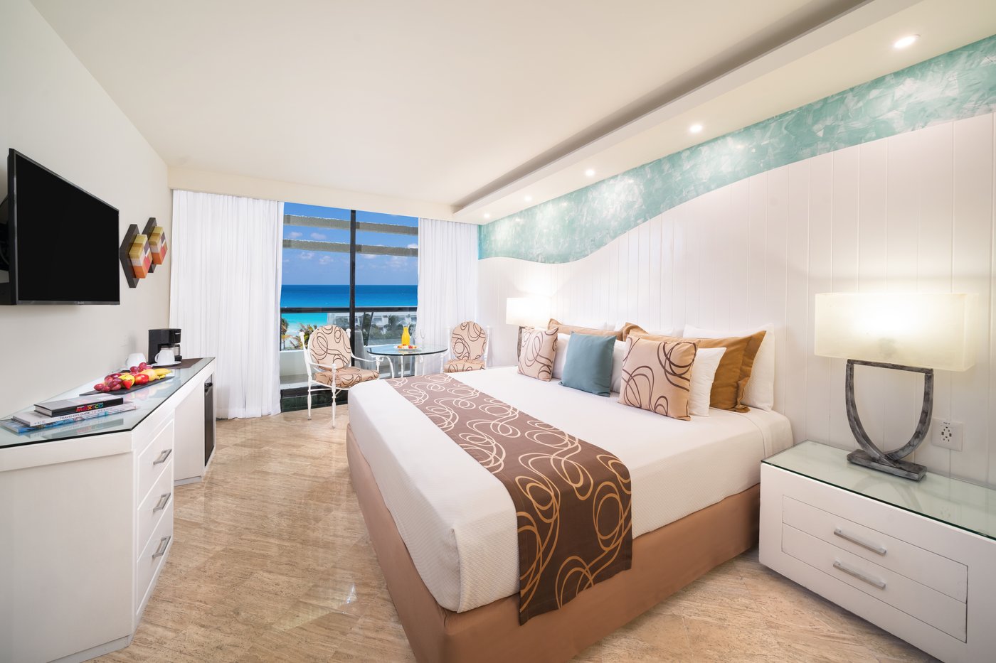 Gallery of Rooms: Luxury room with an ocean view at the hotel Grand Oasis Cancun.