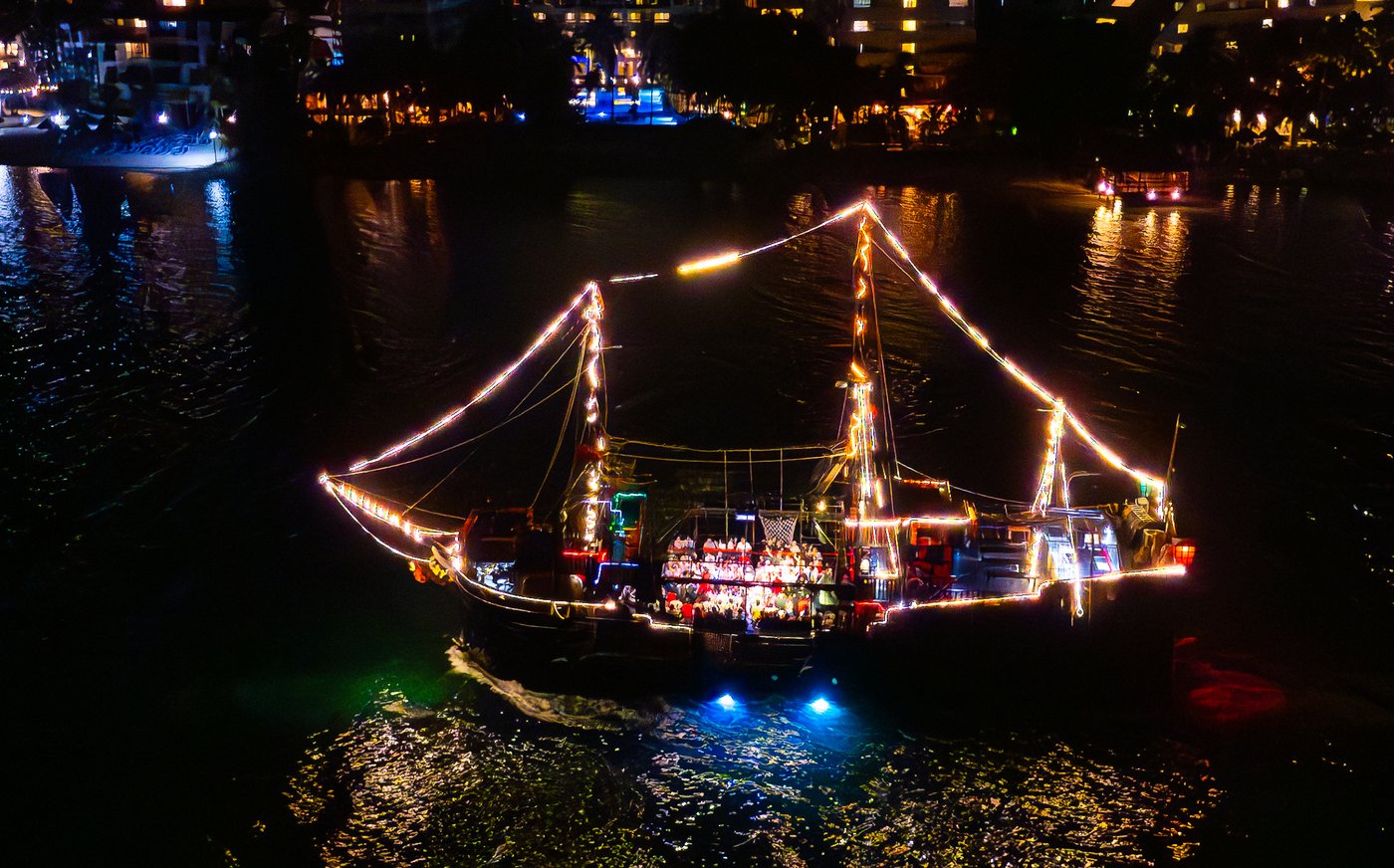 Night view of the pirate ship at the hotel Grand Oasis Palm.