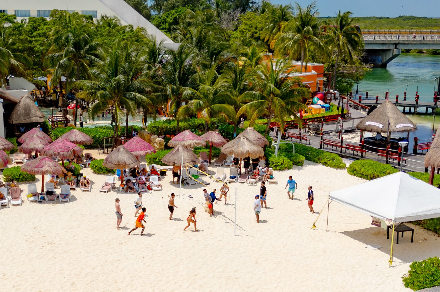 Guests at the main pool of the hotel Grand Oasis Palm.