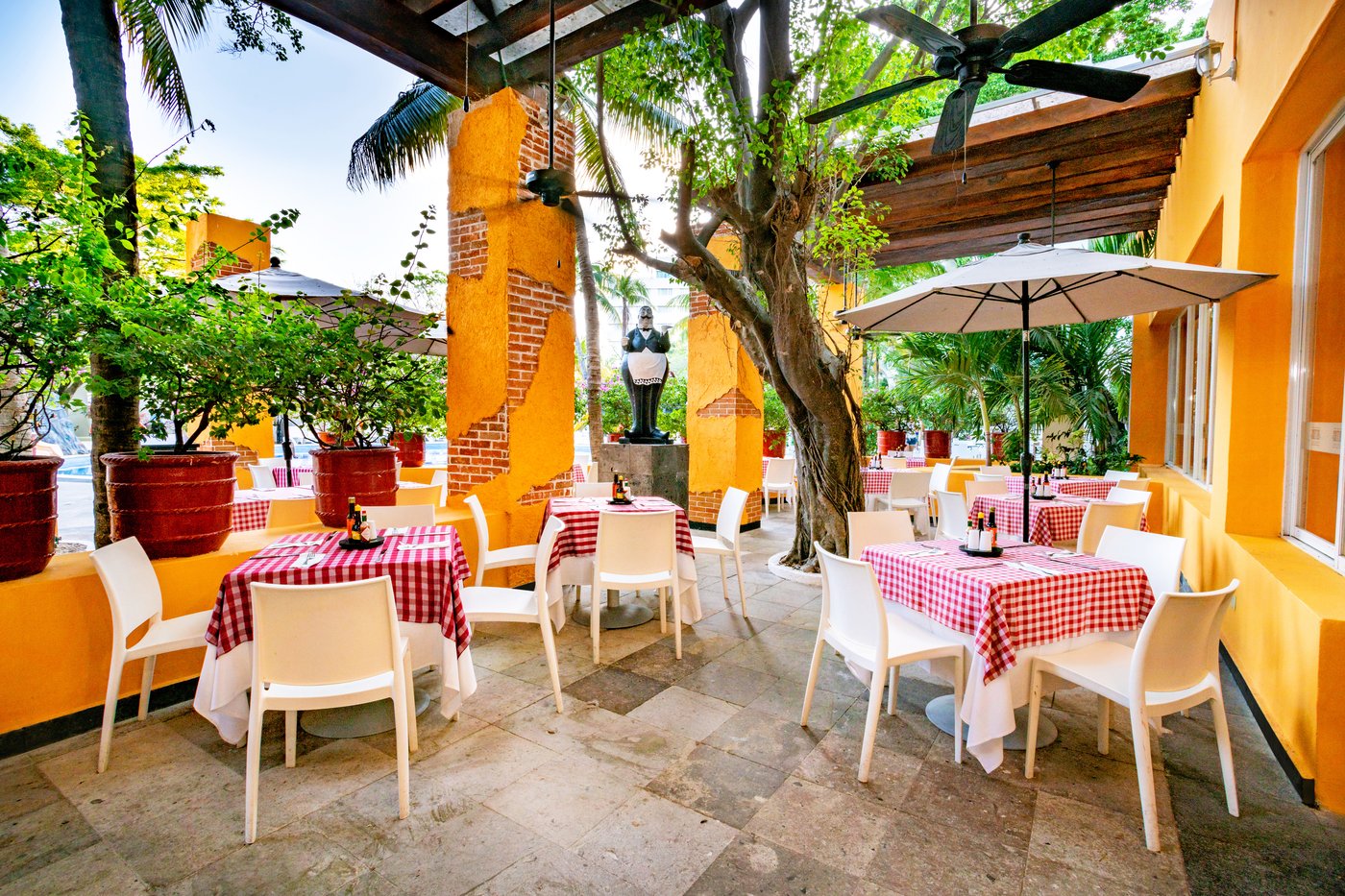 Terrace of a restaurant at the hotel Grand Oasis Palm.