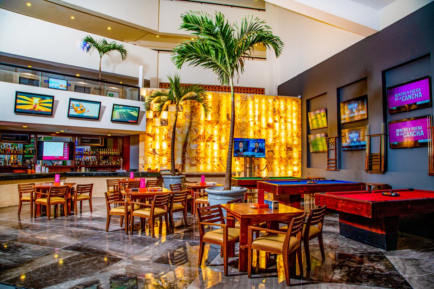 Bar with TVs at the hotel Grand Oasis Palm.