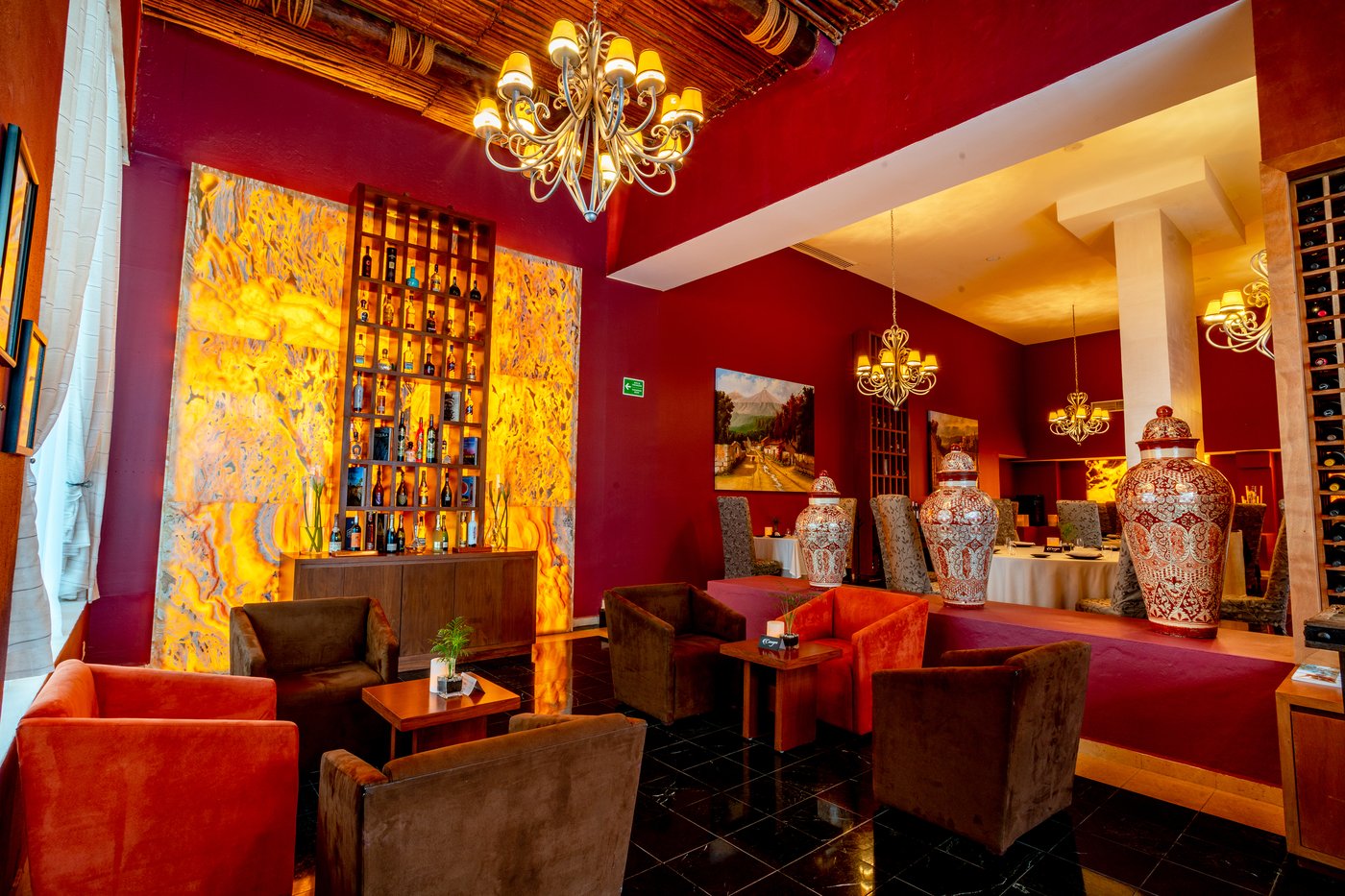 Restaurant with colorful decor at the hotel Grand Oasis Palm.