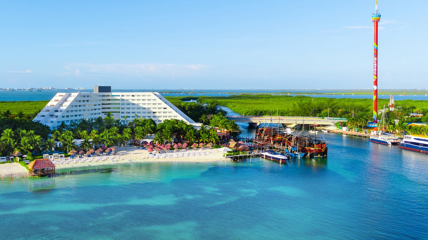 Panoramic aerial view of the beach and pirate ship at the hotel Grand Oasis Palm.