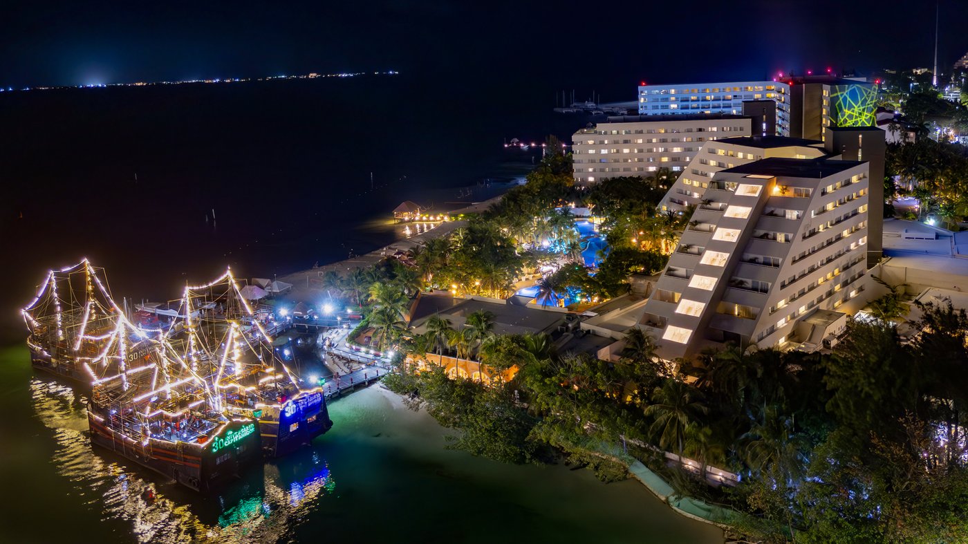 Night view of the Grand Oasis Palm hotel.