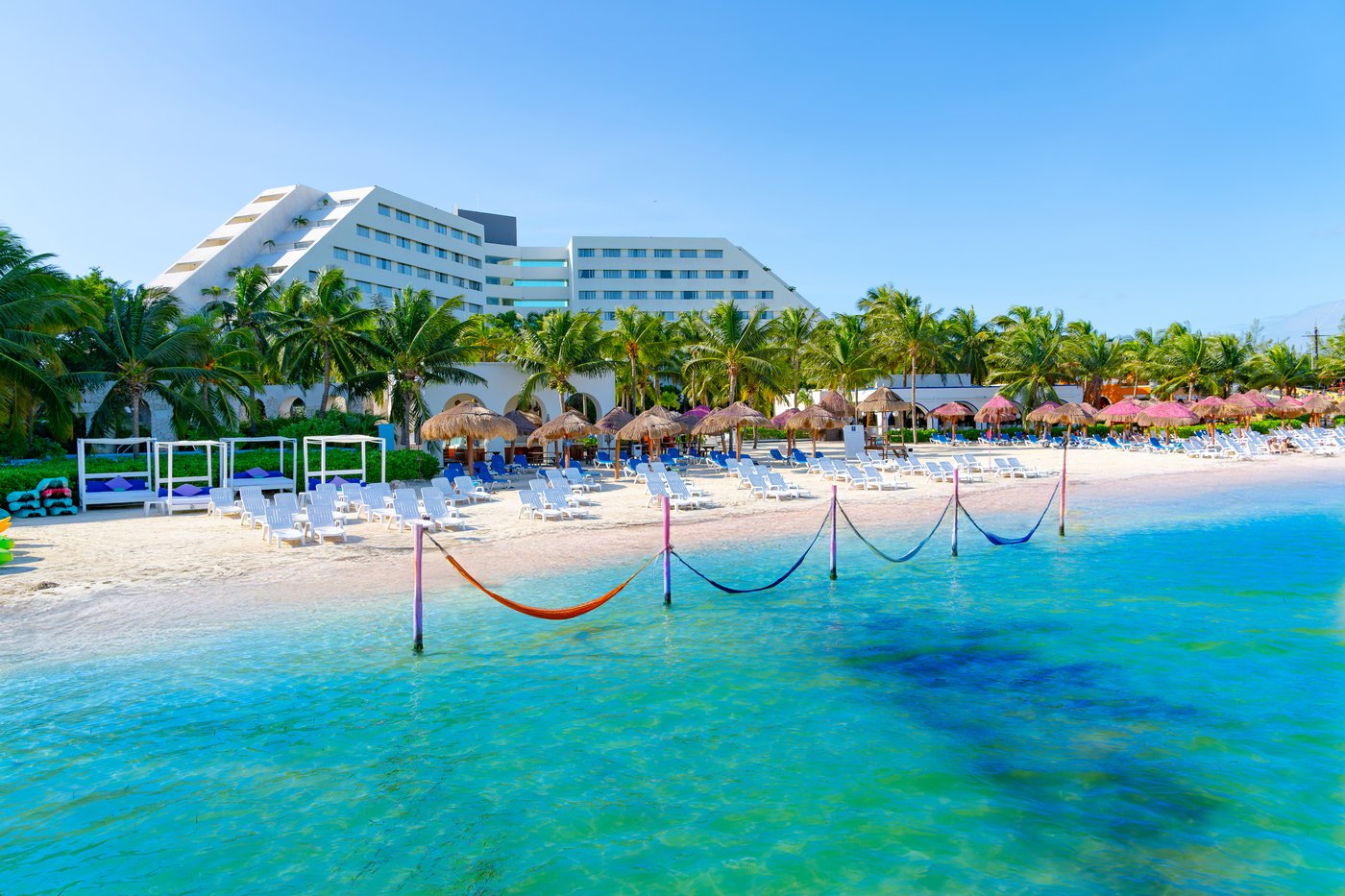 Panoramic view of the beach at the hotel Grand Oasis Palm.