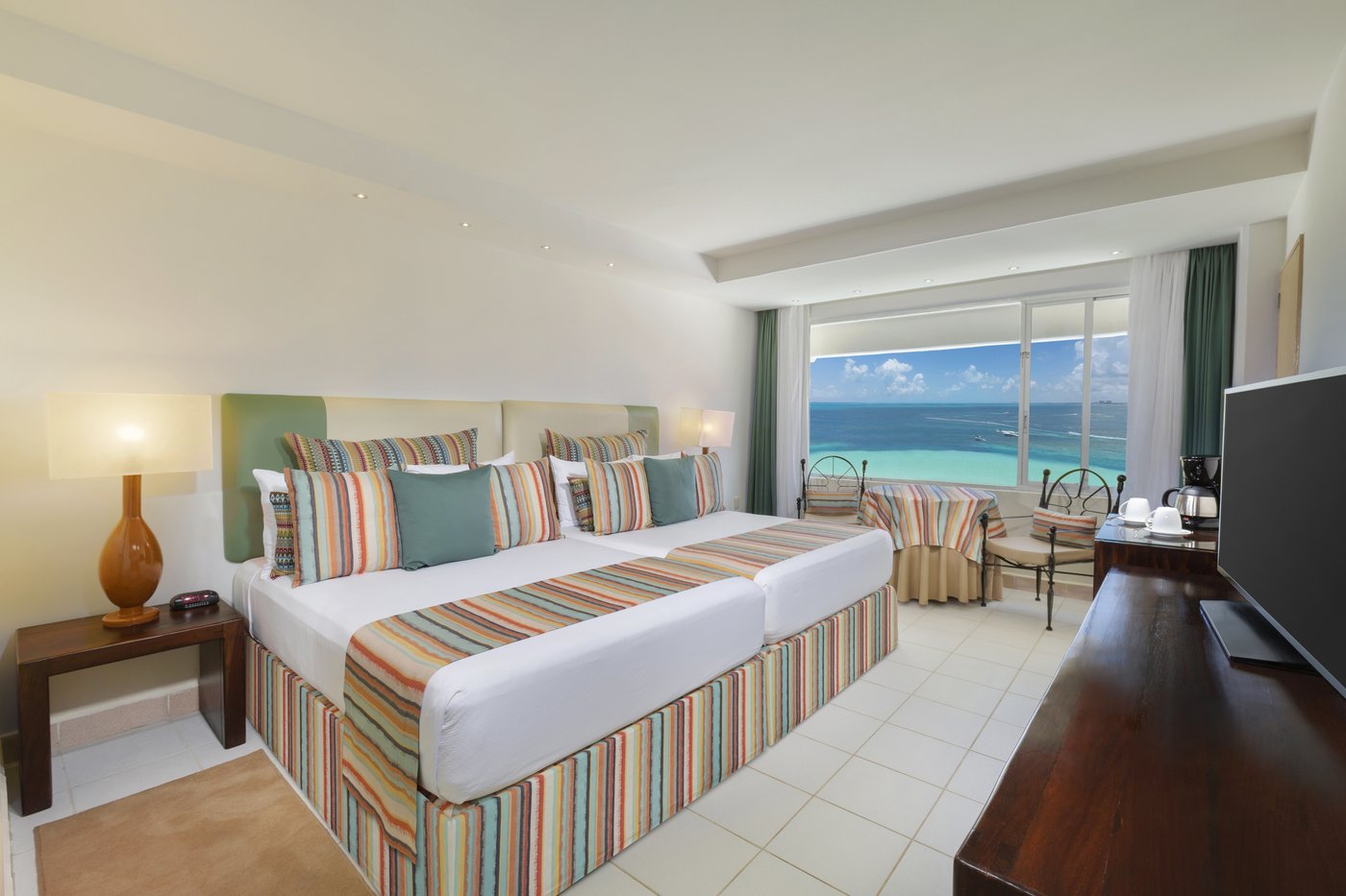 Room with two double beds and limited view at the hotel Grand Oasis Palm.