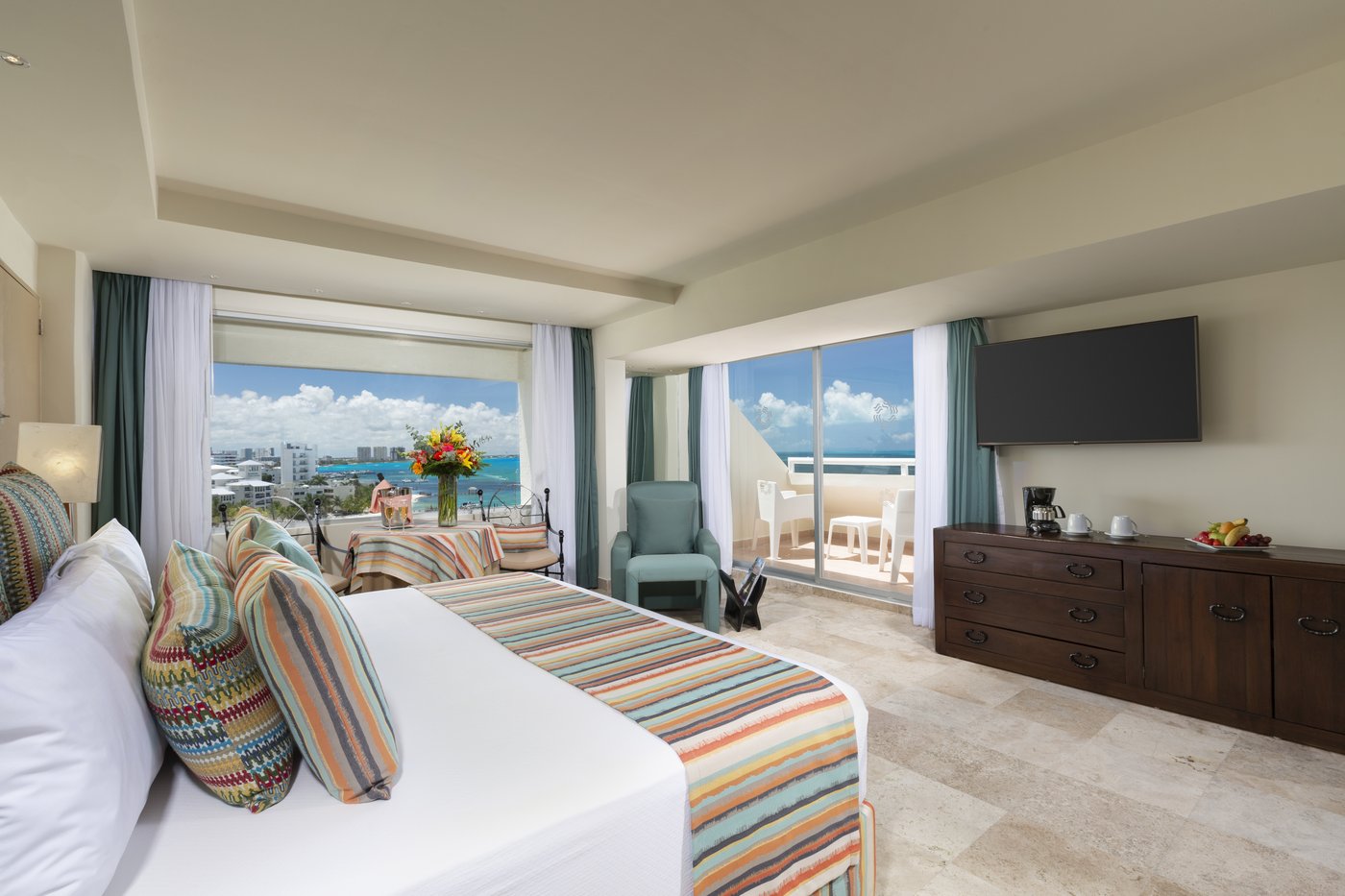 Room with a king-size bed and ocean view at the hotel Grand Oasis Palm.