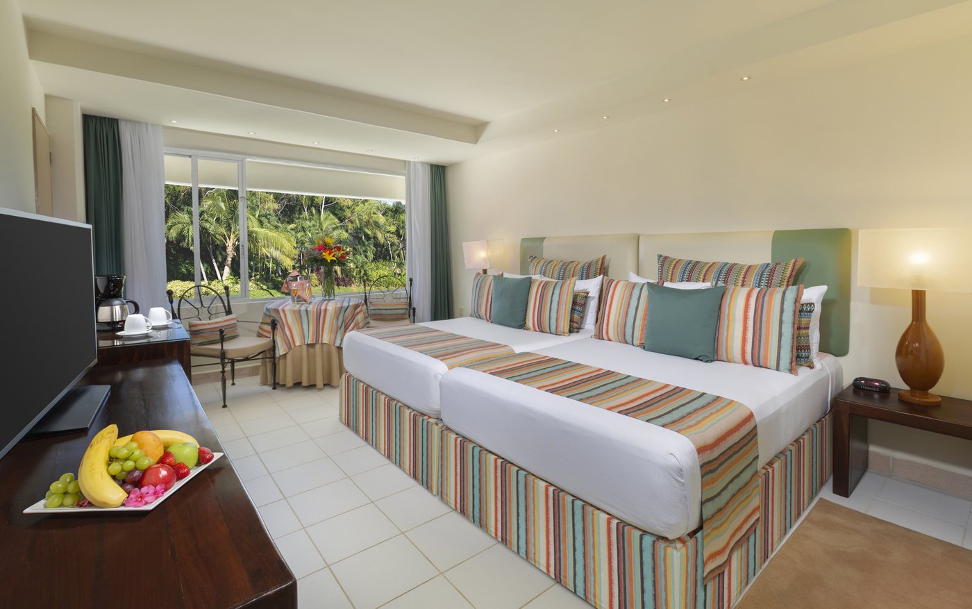 Room with a king-size bed and limited view at the hotel Grand Oasis Palm.