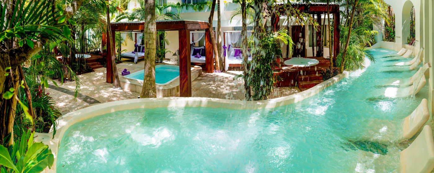 Couple relaxing in a hot tub at the hotel Grand Oasis Palm.