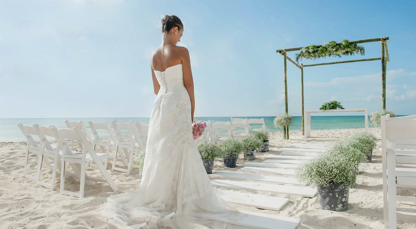 The bride posing on the beach of the hotel Grand Oasis Palm.