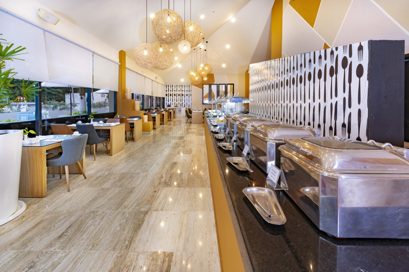 Alberca con camastros en el hotel Smart Cancun by Oasis