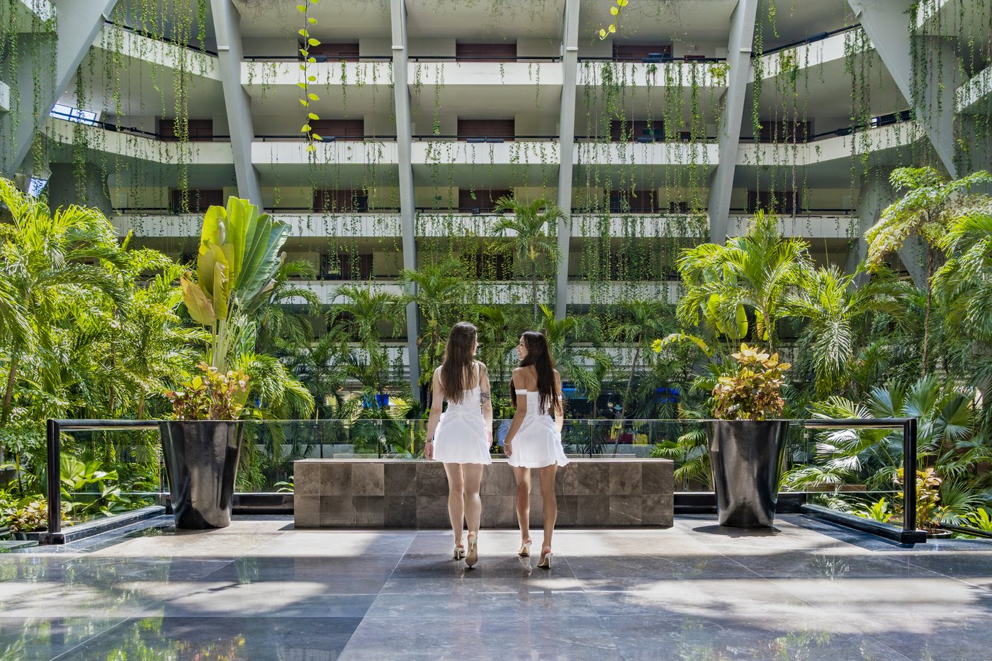 Galeria de Áreas: Área común com un jardín tropical no hotel Grand Oasis Cancun.