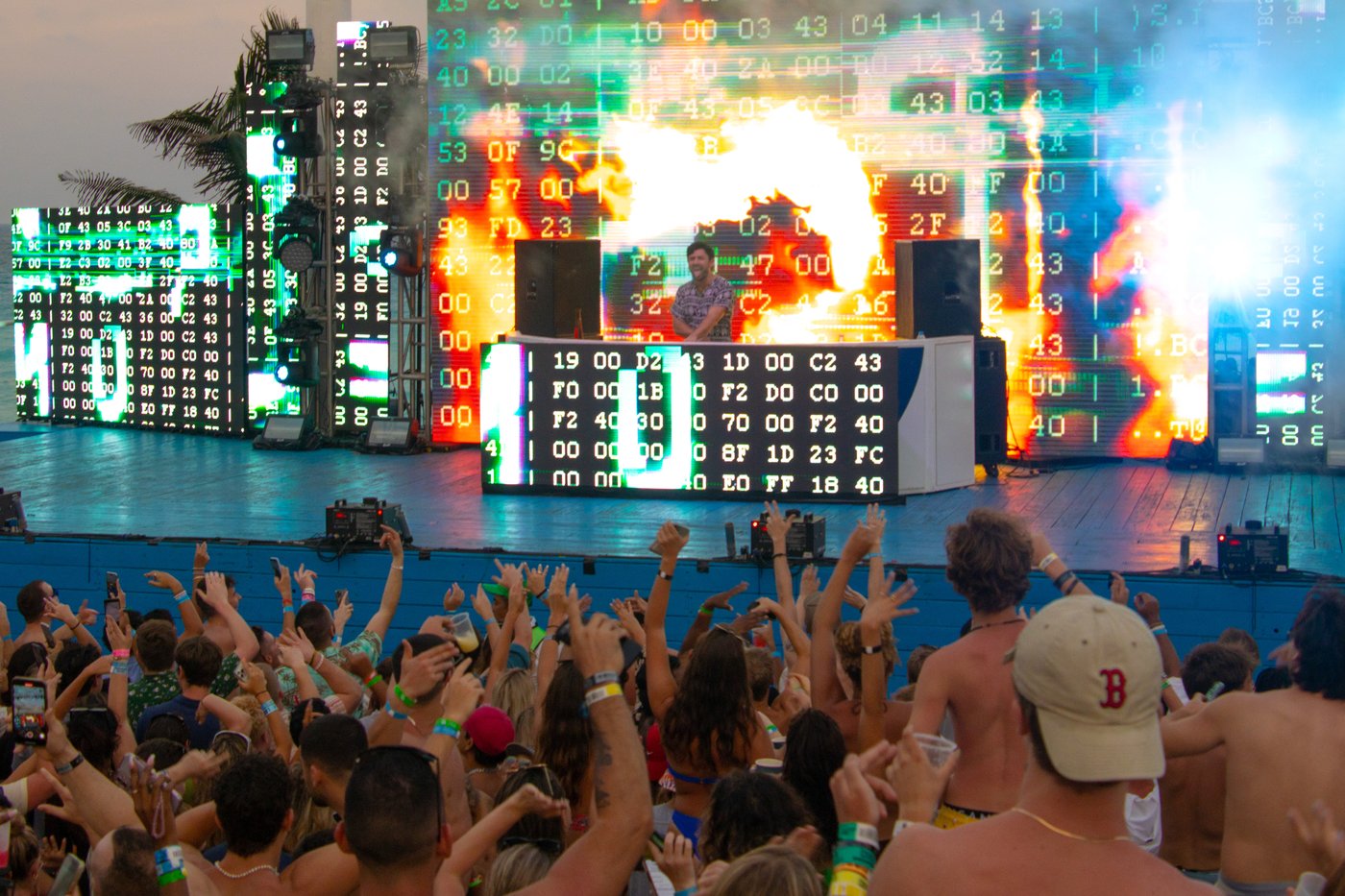 Galeria de Entretenimento: Huéspedes viendo un show en vivo no hotel Grand Oasis Cancun.