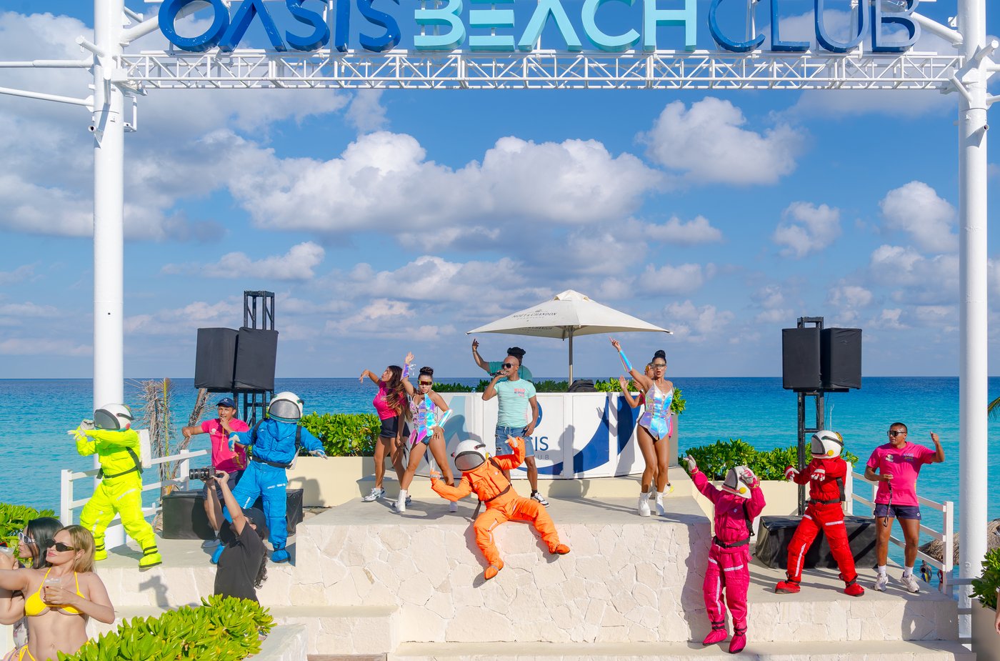Galeria de Entretenimento: Artistas de circo en un show do hotel Grand Oasis Cancun.
