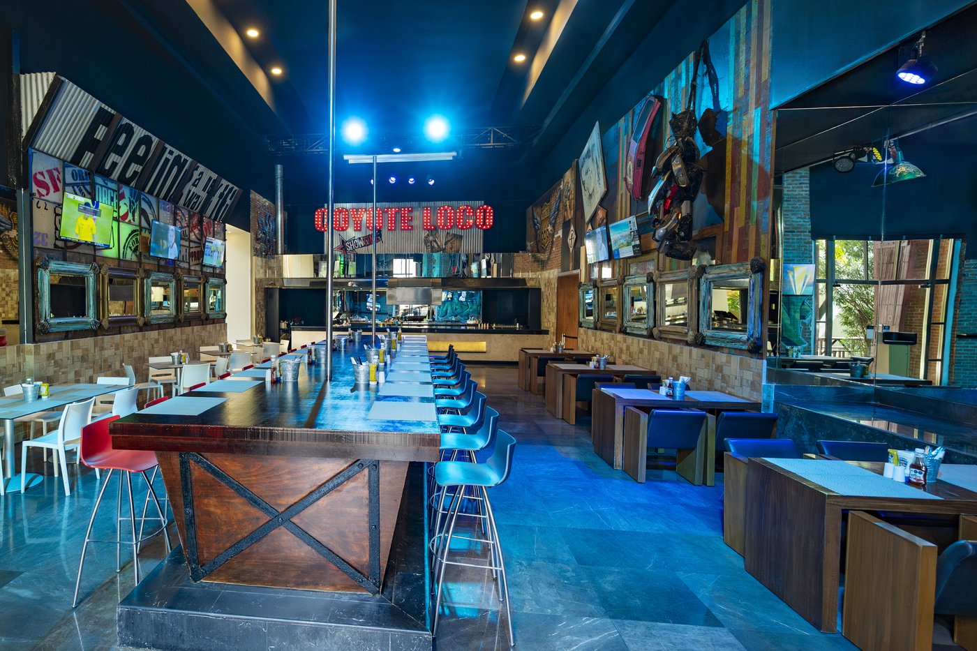 Galeria de Alimentos e Bebidas: Interior de un bar com iluminación cálida no hotel Grand Oasis Cancun.