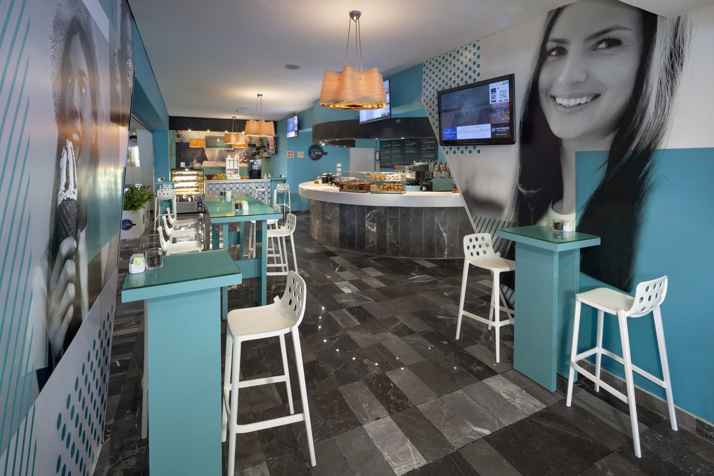 Galeria de Alimentos e Bebidas: Sala de jantar de un restaurante no hotel Grand Oasis Cancun.