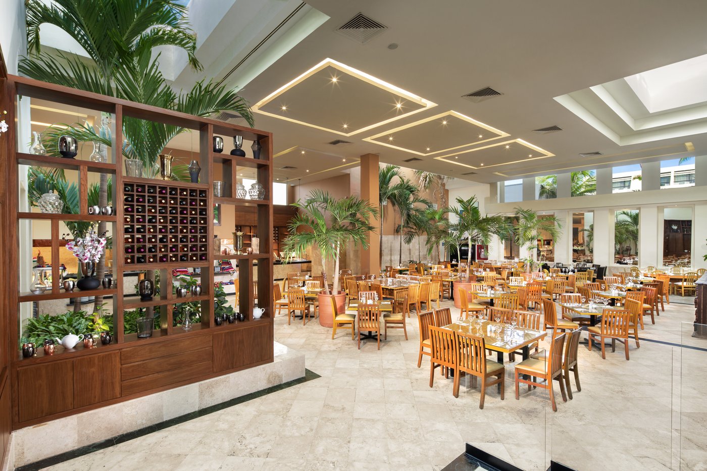 Galeria de Alimentos e Bebidas: Área de restaurante com asientos en el interior do hotel Grand Oasis Cancun.