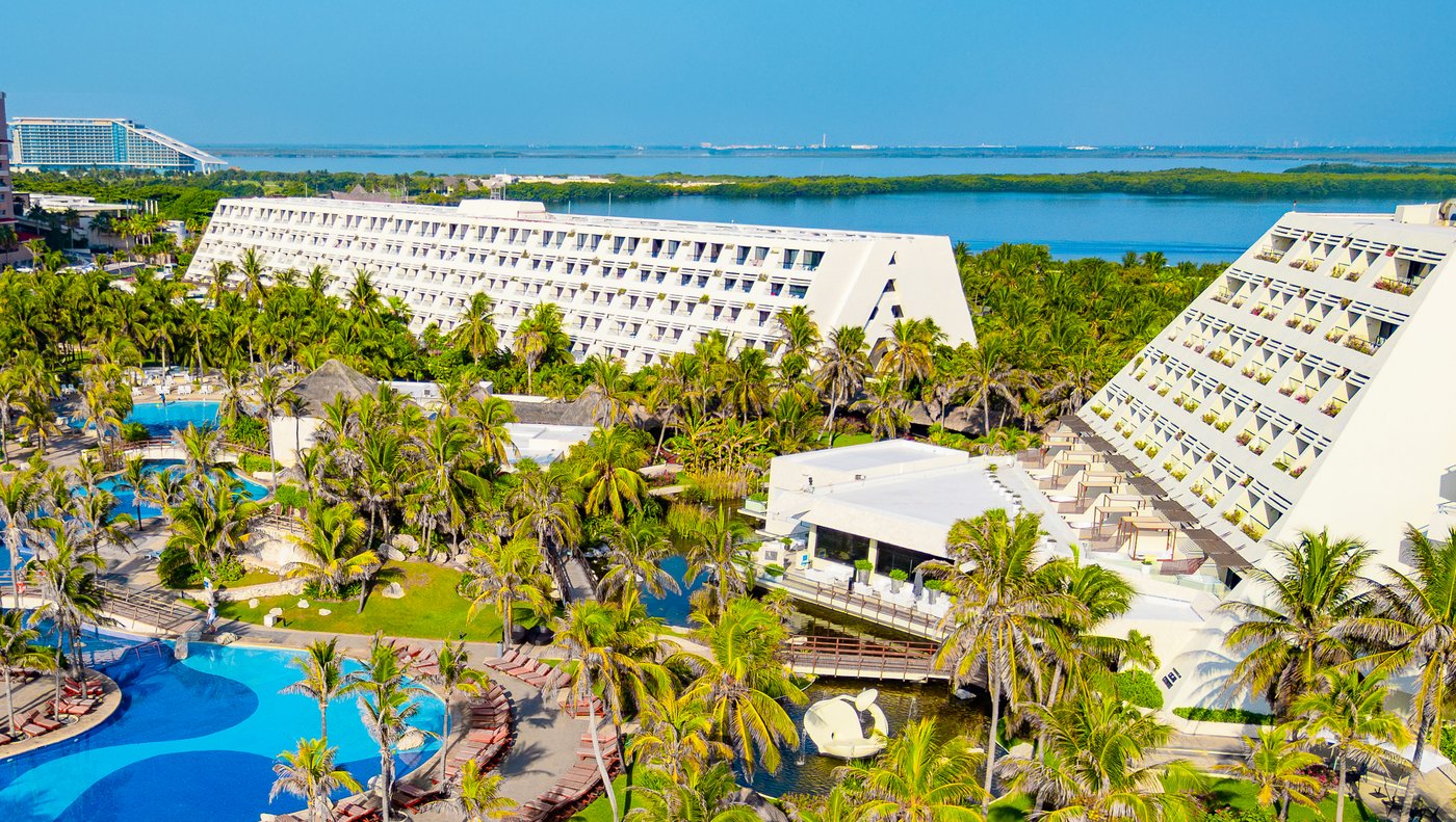 Galeria de Panorámico: Vista de las áreas de piscina do hotel Grand Oasis Cancun.