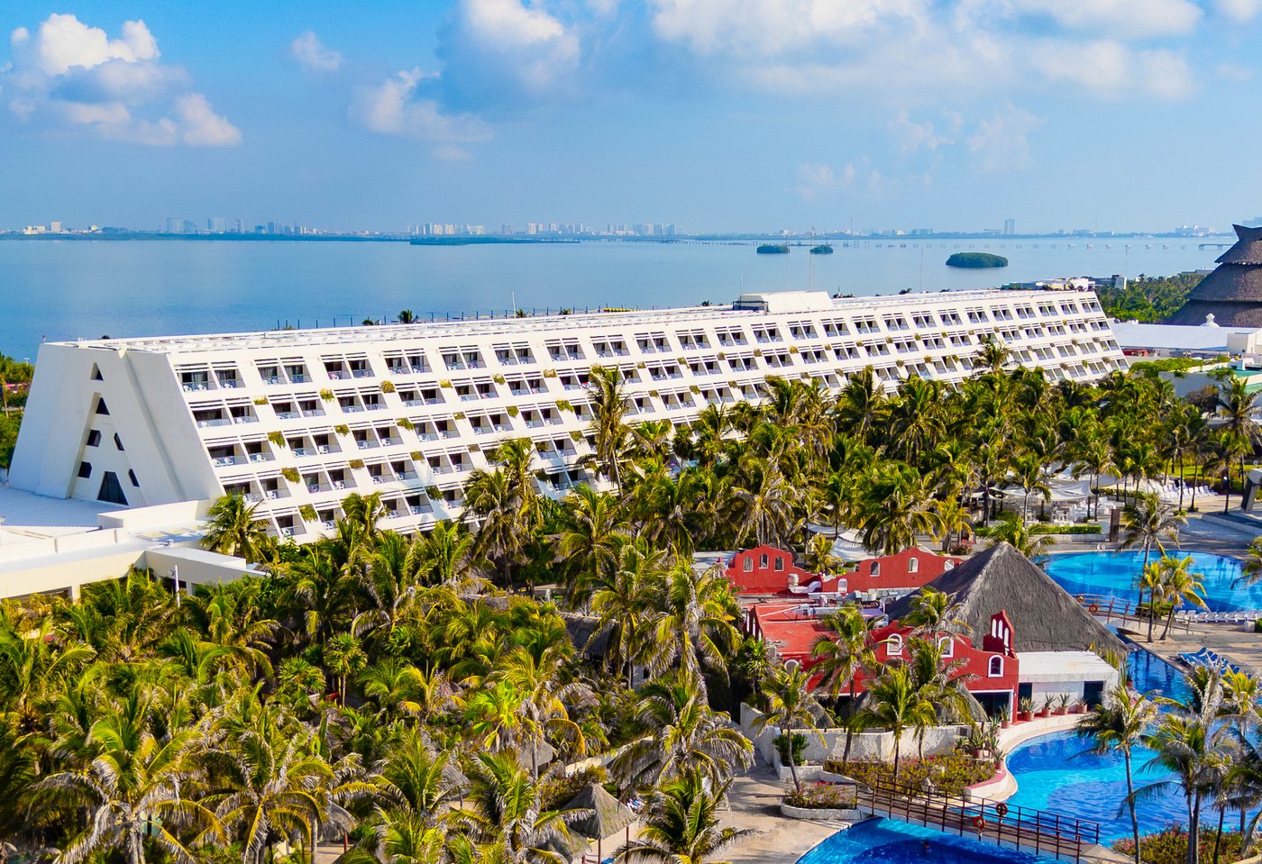 Galeria de Panorámico: Vista do complejo do hotel Grand Oasis Cancun com piscinas e praia.