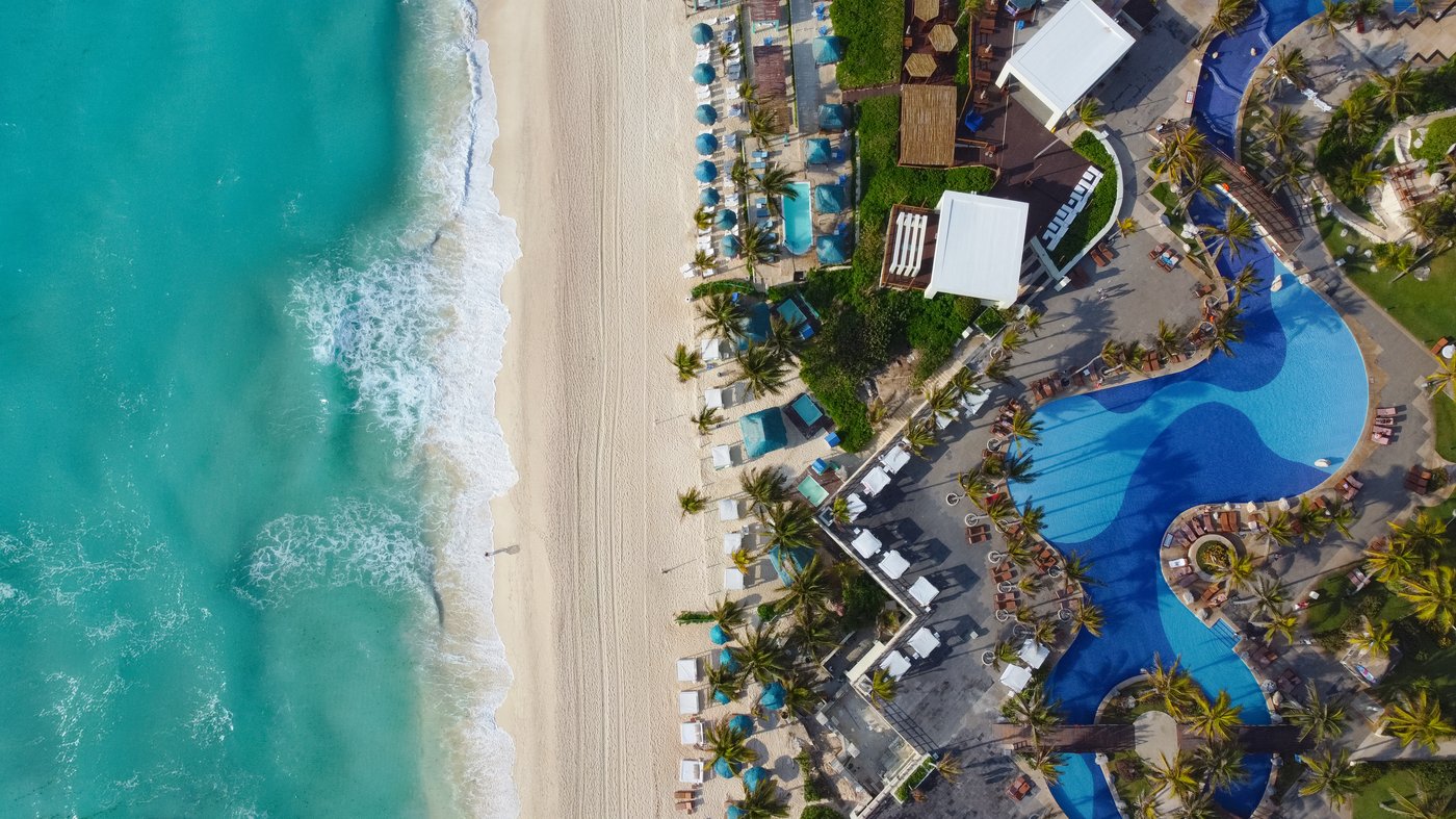 Galeria de Panorámico: Vista aérea da piscina e praia do hotel Grand Oasis Cancun.