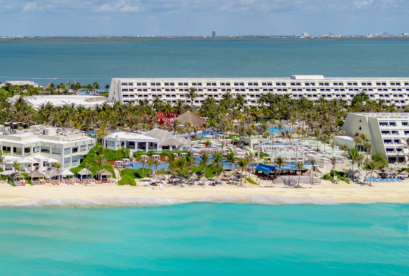 Galeria de Panorámico: Vista panorâmica do hotel Grand Oasis Cancun desde la praia.