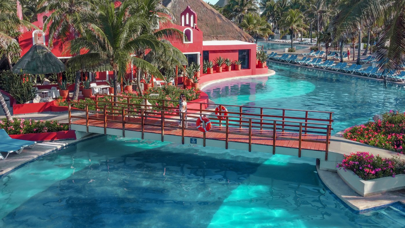 Piscina principal com un puente no hotel Grand Oasis Cancun.
