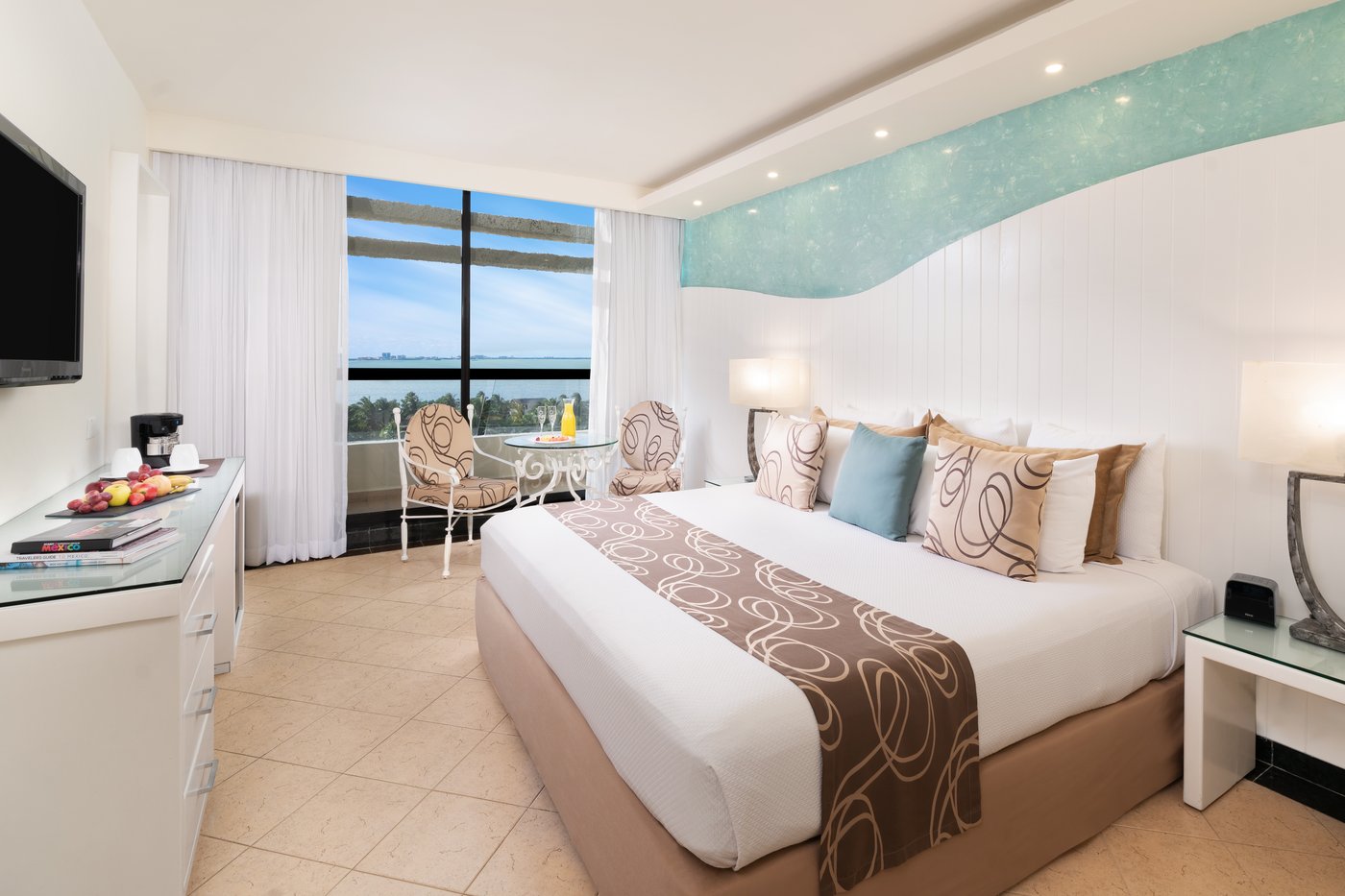 Galeria de Quartos: Quarto com varanda e vista para o mar no hotel Grand Oasis Cancun.