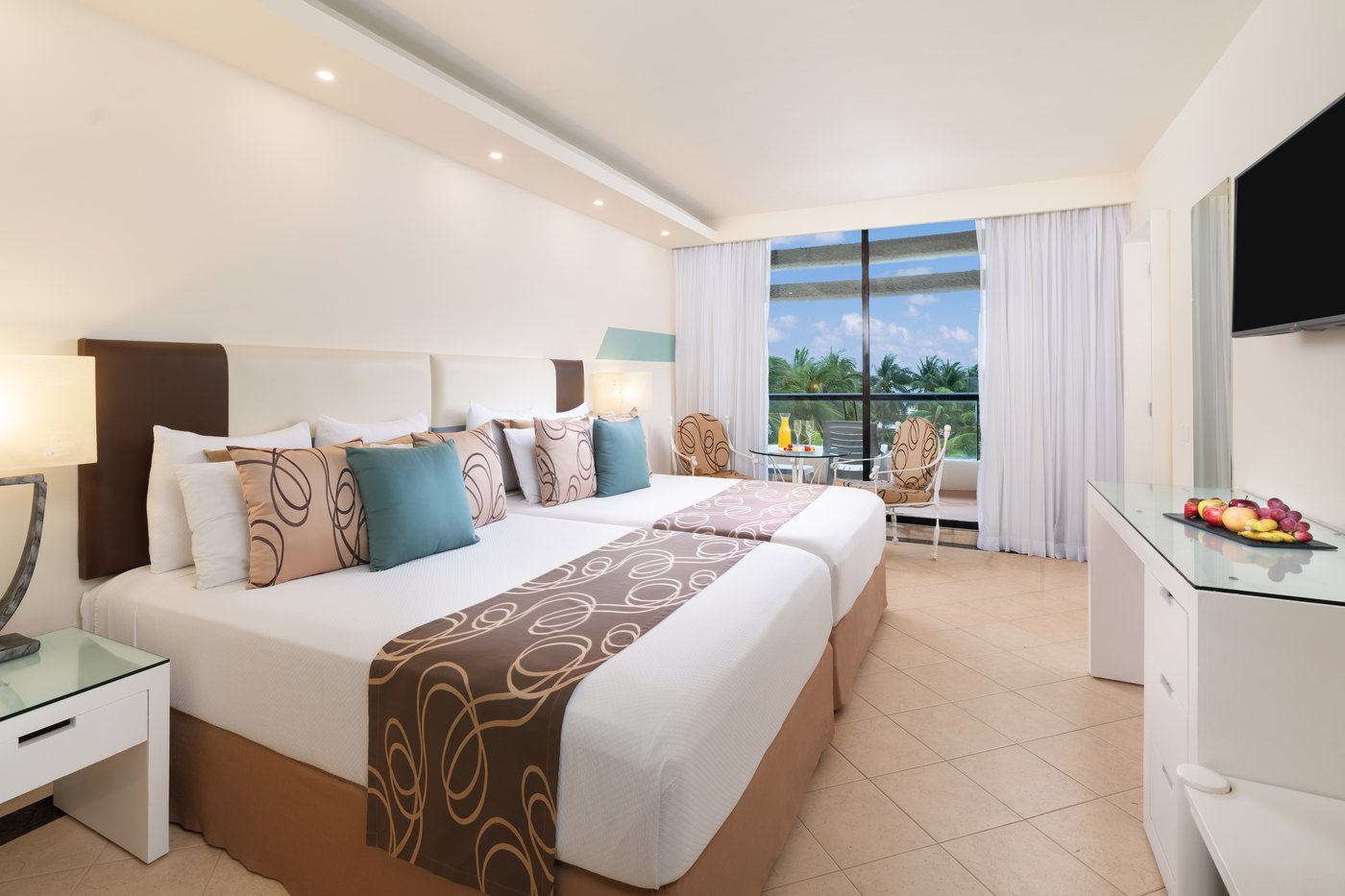 Galeria de Quartos: Quarto com cama King e vista para o mar no hotel Grand Oasis Cancun.