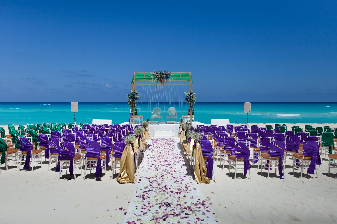 Galeria de Bodas: Arco de boda com flores moradas en la praia do hotel Grand Oasis Cancun.