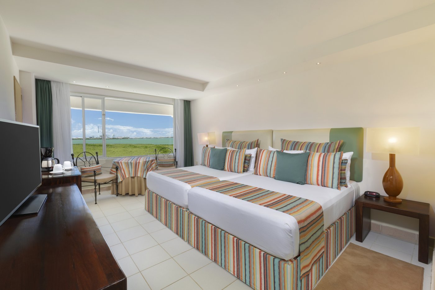 Galeria de Quartos: Quarto com dos camas matrimoniales no hotel Grand Oasis Palm.