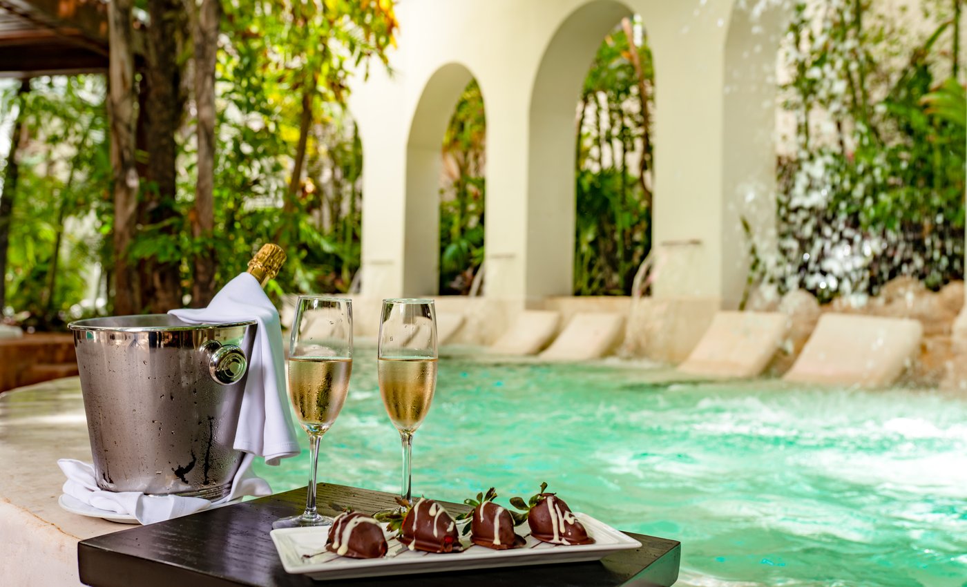 Galeria de Spa: Piscina de spa com copas e postres no hotel Grand Oasis Palm.