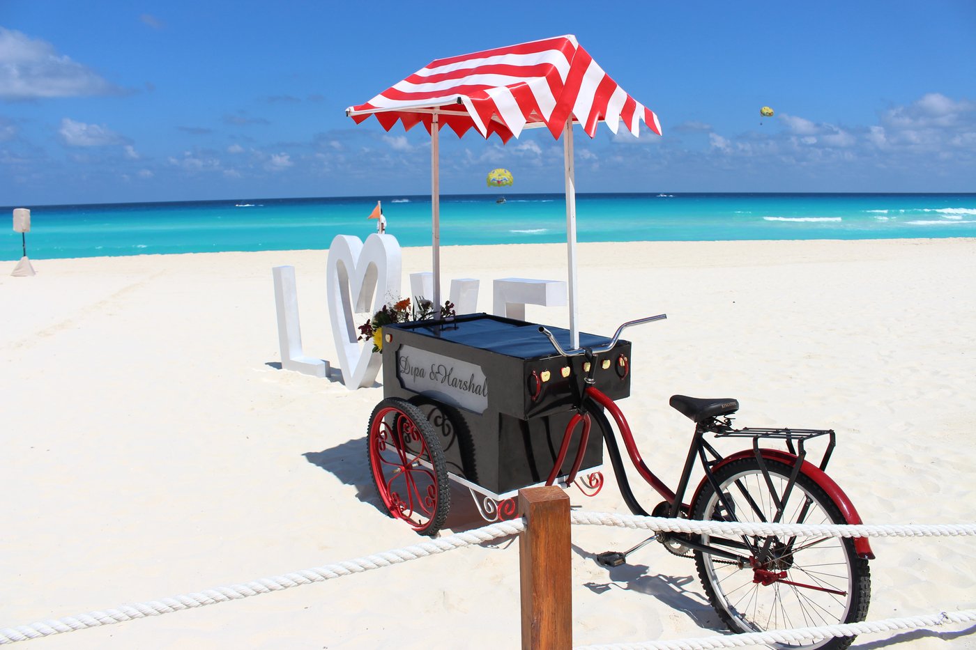 Galeria de Bodas: Foto de boda com una bicicleta en la praia do hotel Grand Oasis Palm.