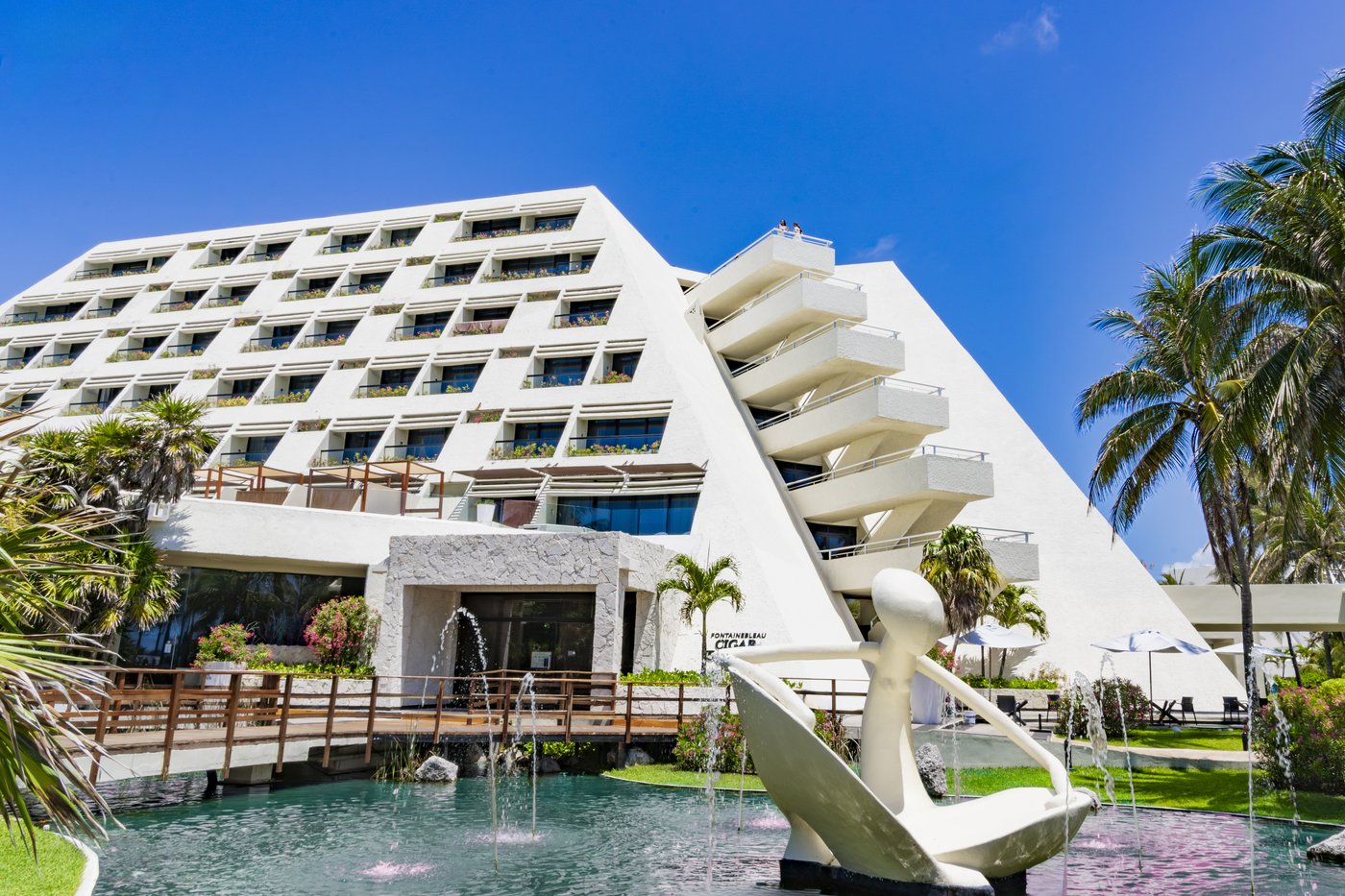 Galeria: Edificio principal do hotel The Pyramid Cancun reflejado en la piscina infinita.