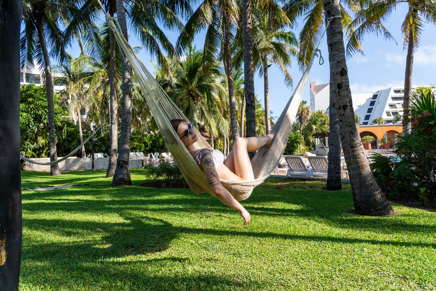 Galeria: Huésped relajándose en una hamaca en la praia do hotel The Pyramid Cancun.