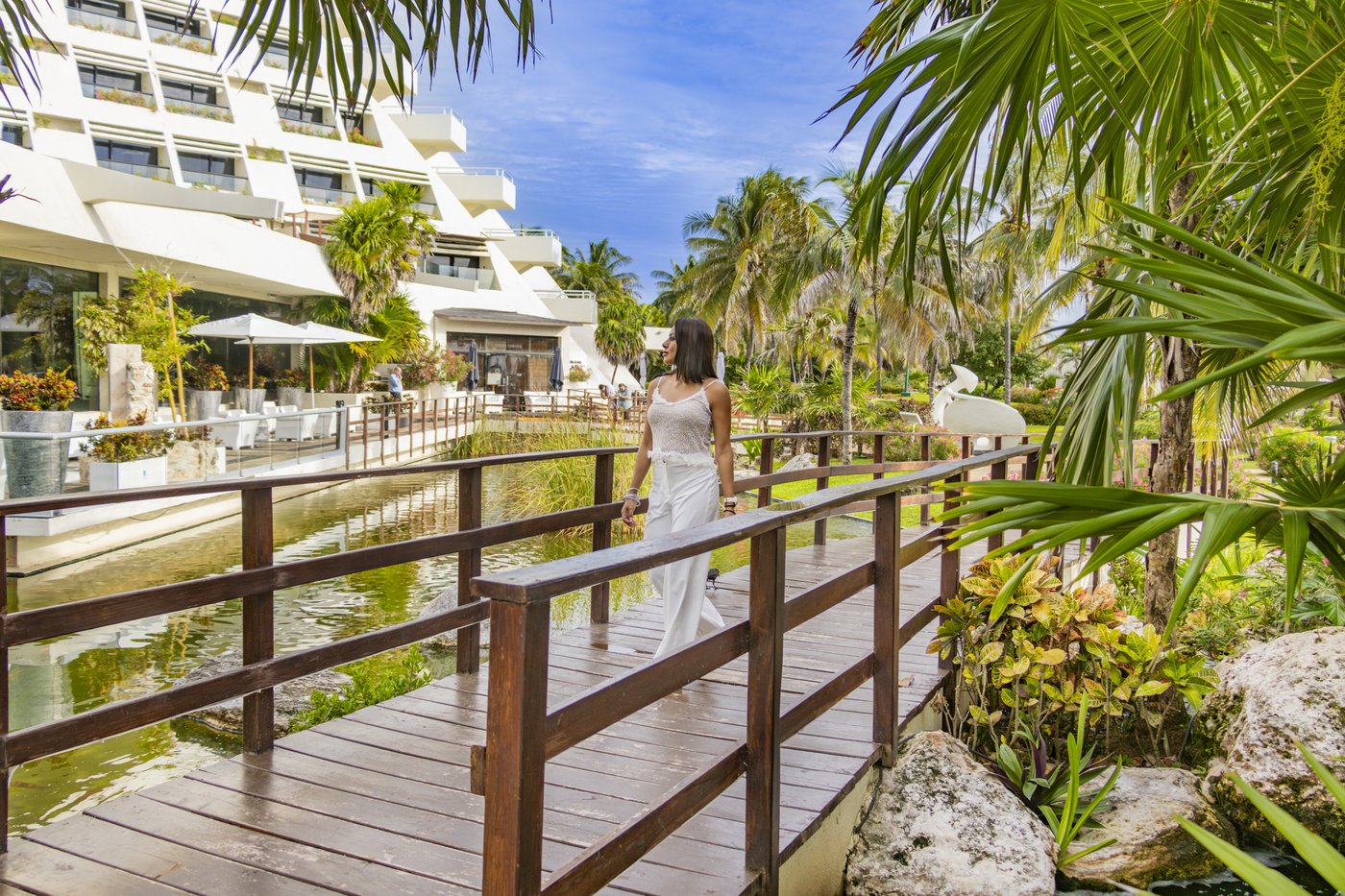 Galeria: Puente de madera sobre un estanque artificial, no hotel The Pyramid Cancun.