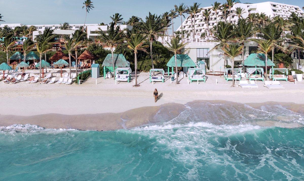 Galeria: Vista da praia do hotel The Pyramid Cancun com camastros, palmeras e el mar Caribe.