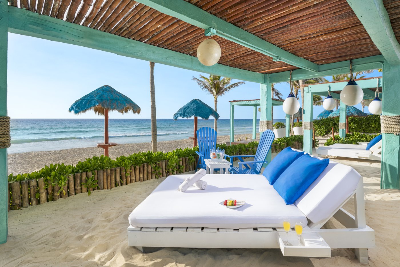 Galeria: Camastro com dosel azul en la praia do hotel The Pyramid Cancun.