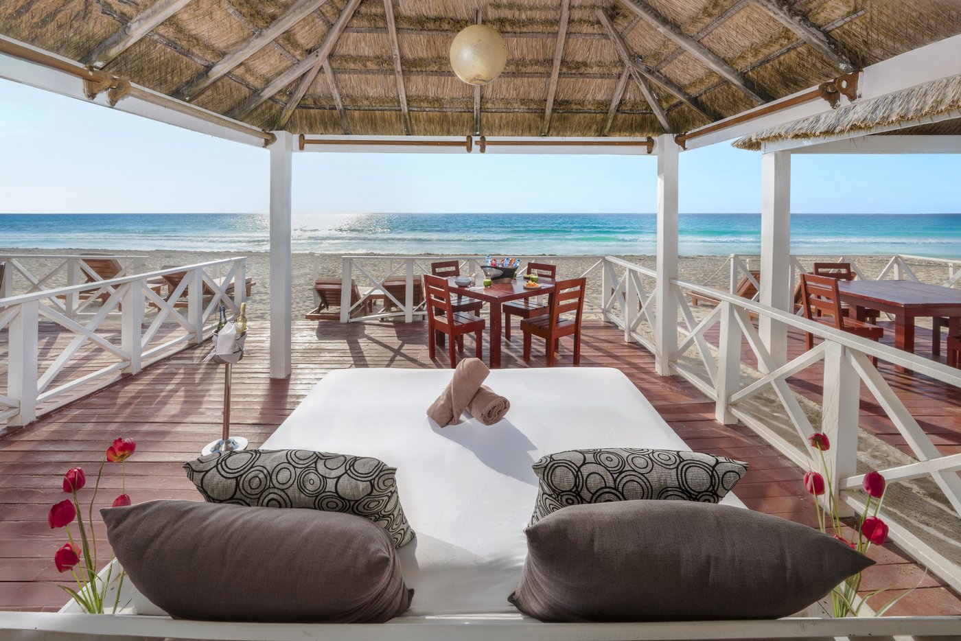 Galeria: Zona de bar e restaurante en la praia com camastros bajo una palapa do hotel The Pyramid Cancun.
