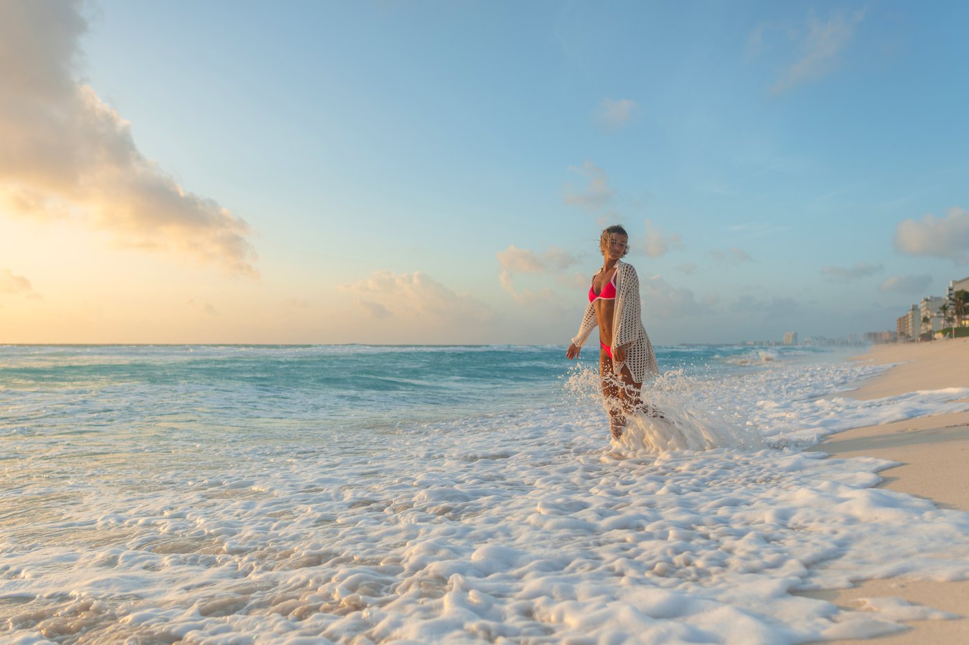 Galeria: Pareja caminando en la praia do hotel The Pyramid Cancun.