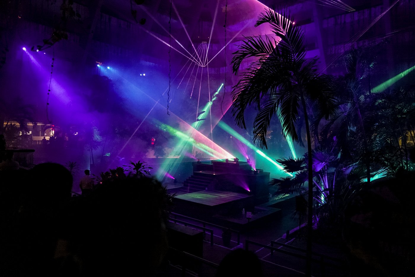 Galeria: Show nocturno com luces láser en un escenario do hotel The Pyramid Cancun.