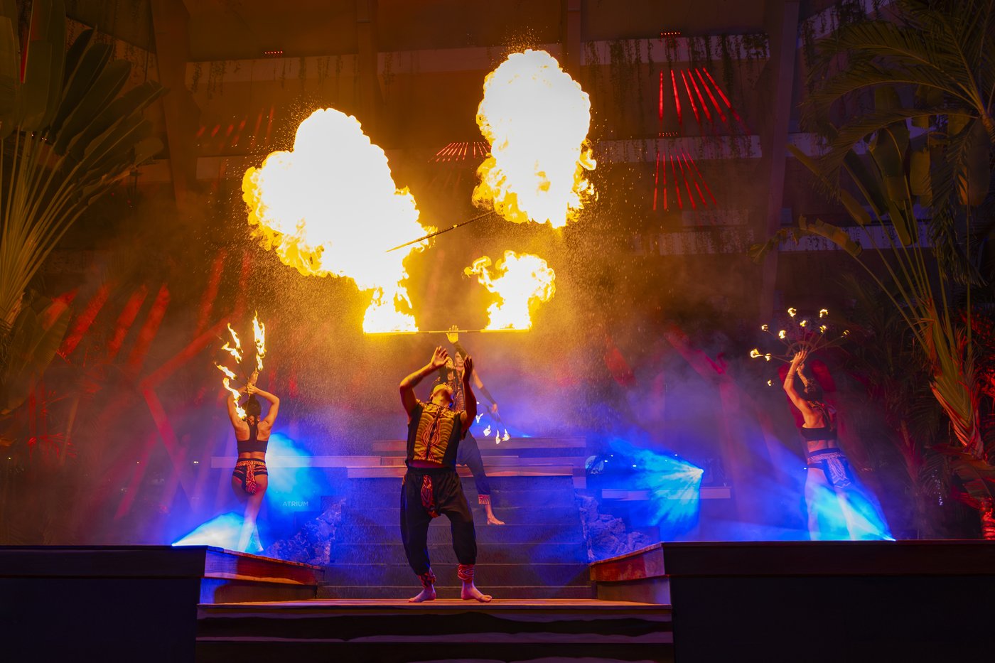Galeria: Artistas realizando un espetáculo de fuego en el escenario do hotel The Pyramid Cancun.