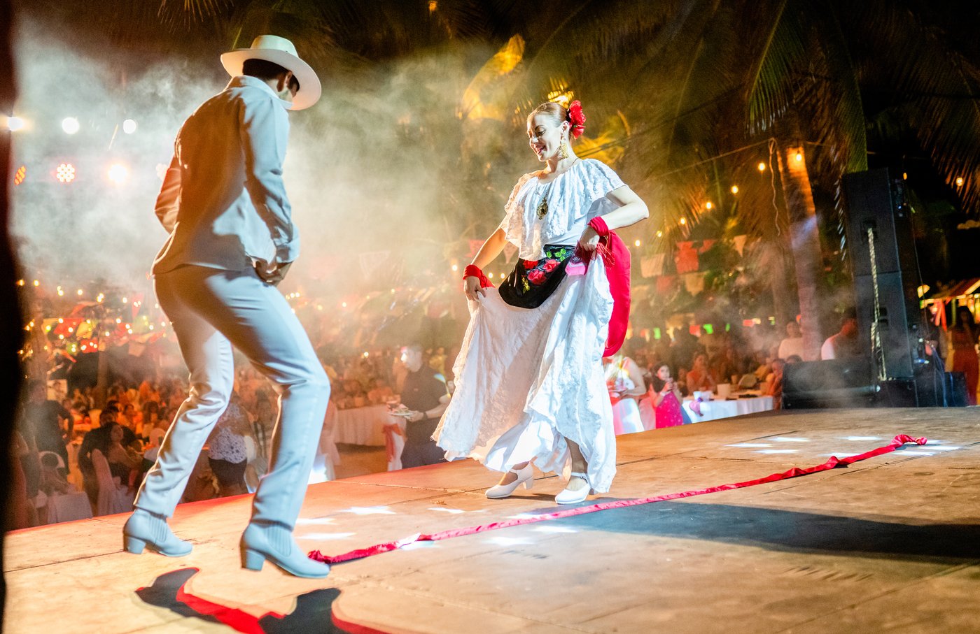 Galeria: Artistas com trajes extravagantes en un show de entretenimento do hotel The Pyramid Cancun.