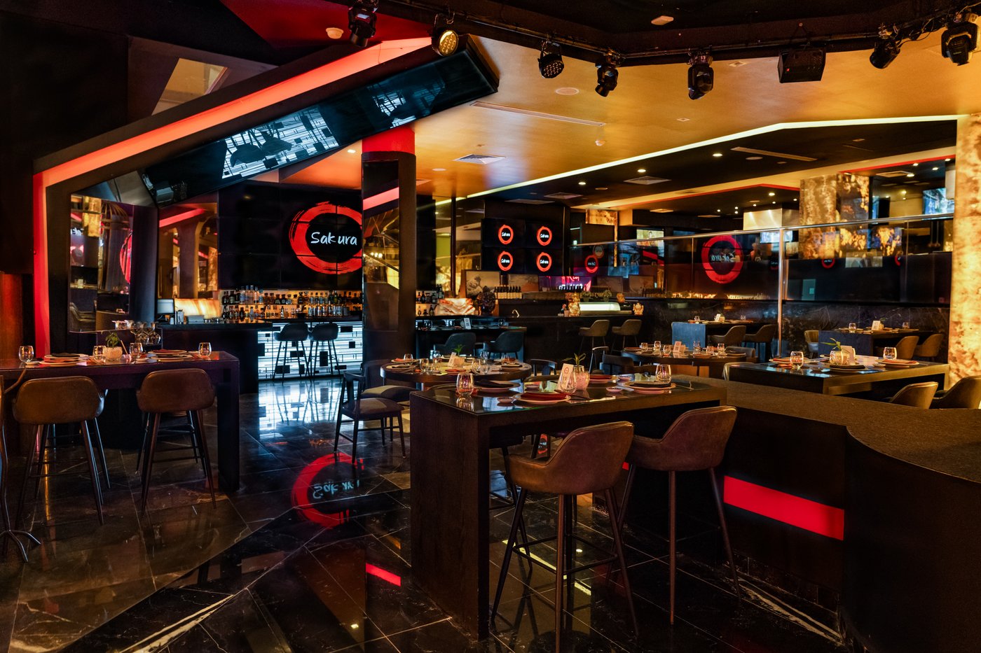 Galeria: Un bar do hotel The Pyramid Cancun com iluminación de neón.