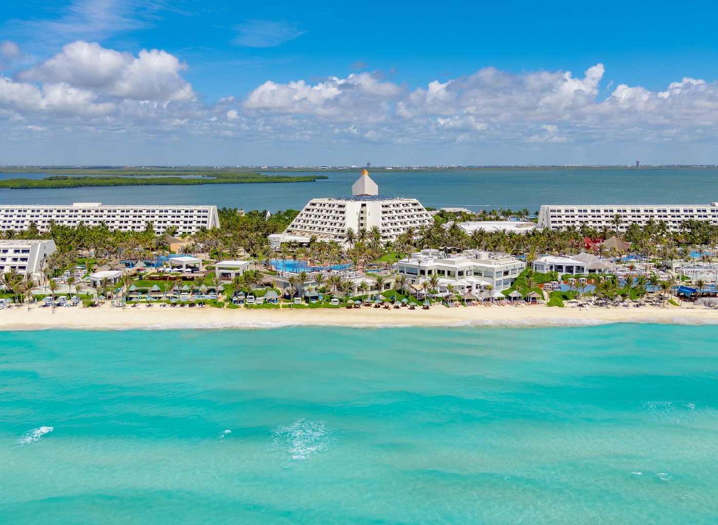 Galeria: Vista panorâmica diurna da praia do hotel The Pyramid Cancun com arena blanca.