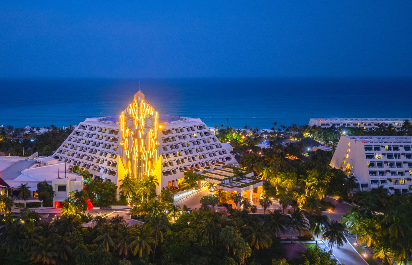 Galeria: Vista panorâmica nocturna da fachada de pirámide do hotel The Pyramid Cancun.