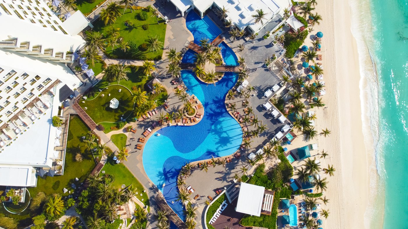 Galeria: Vista panorâmica aérea de las piscinas principales e las áreas comunes do hotel The Pyramid Cancun.