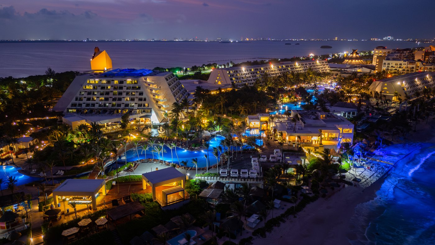 Galeria: Vista panorâmica nocturna do hotel The Pyramid Cancun e las áreas de piscinas.