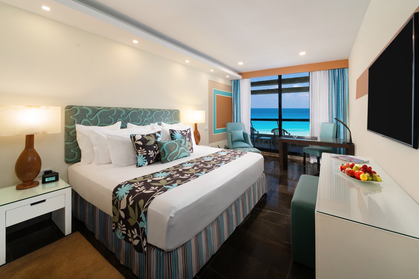 Galeria: Quarto com cama doble e vista para o mar do hotel The Pyramid Cancun.