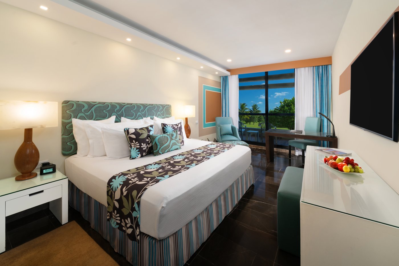 Galeria: Cama king-size en una quarto com vista para o mar do hotel The Pyramid Cancun.